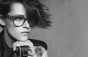 Kristen Stewart joacă rolul unui fotojurnalist pentru Chanel Eyewear