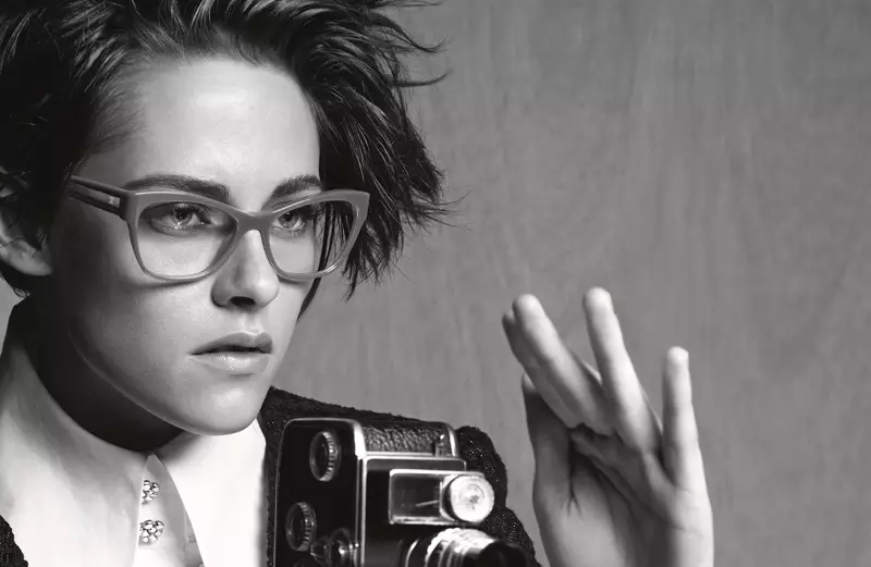 Kristen arrasa com penteado curto e armação ótica para Chanel