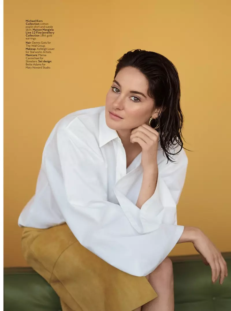 Shailene usa look casual da coleção Michael Kors com camisa branca e saia de camurça marrom