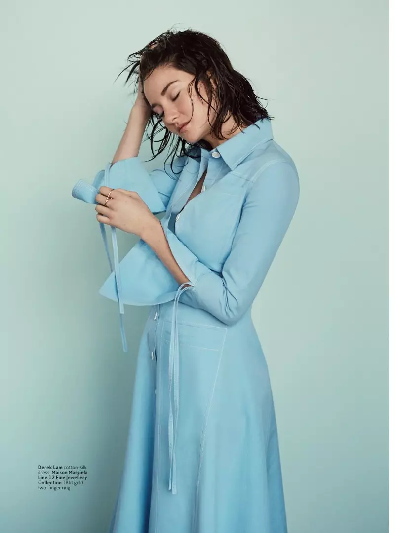 Shailene bergambar dalam gaun sutera kapas biru dari Delpozo