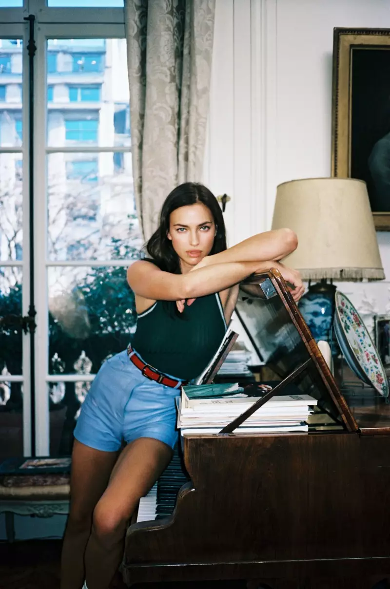 Irina Shayk omfamnar casual inomhuslooks för intervju