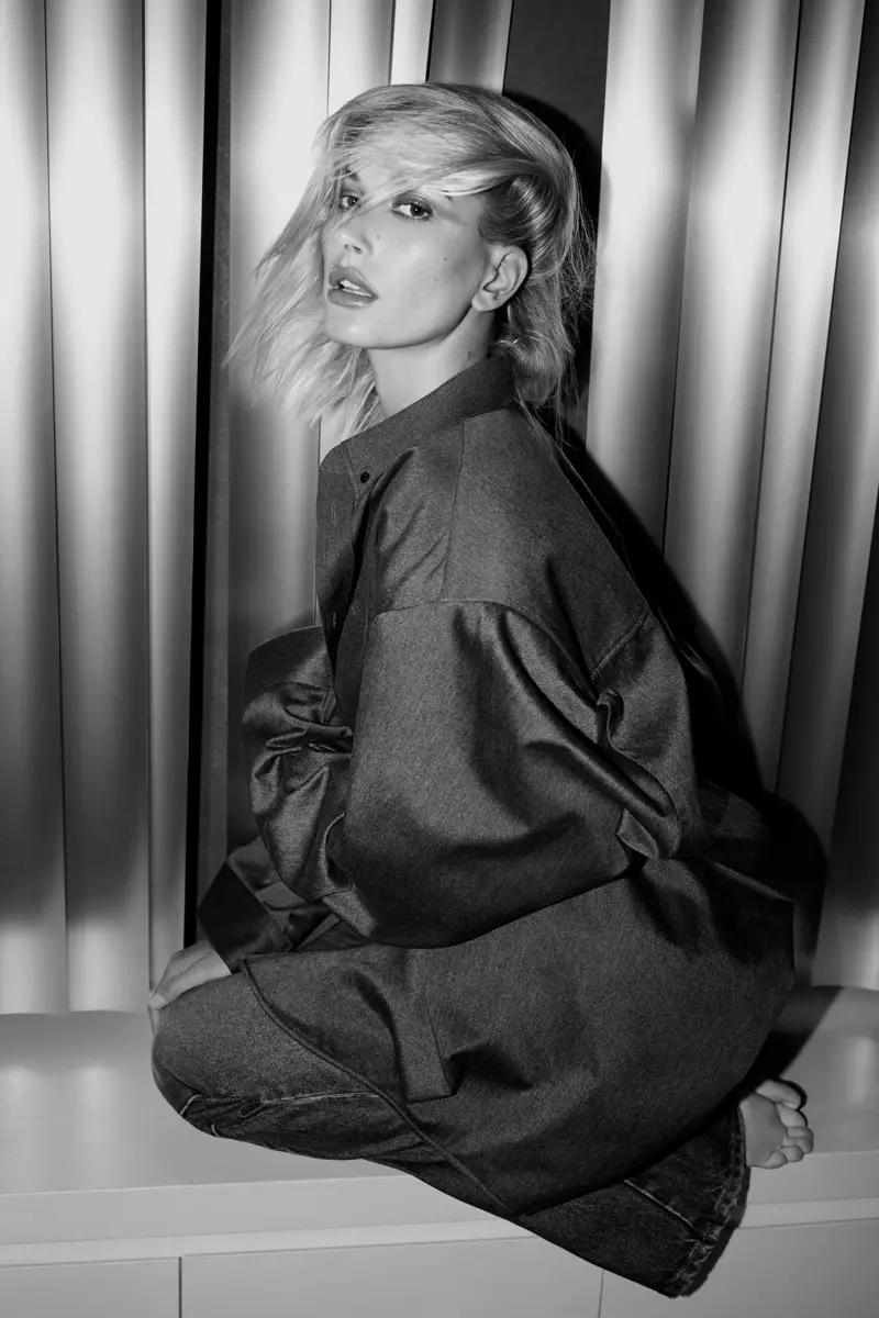 Hailey Baldwin သည် Interview မဂ္ဂဇင်းအတွက် ခပ်မိုက်မိုက် မိန်းကလေးစတိုင်များကို ၀တ်ဆင်ထားသည်။