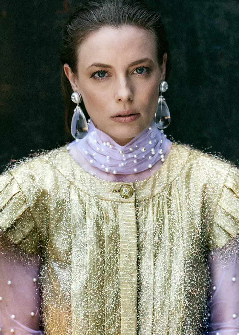 Fotografada por Brian Higbee, Gillian Jacobs usa vestido e brincos Chanel