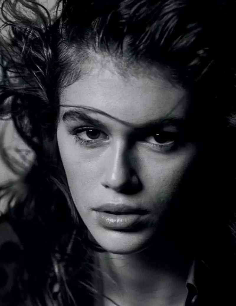 Kaia Gerber intervyu jurnali uchun Pradaning bahorgi uslublarini modellashtiradi