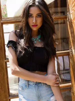 Shay Mitchell pronkt met zomerse looks in Amore & Vita Shoot