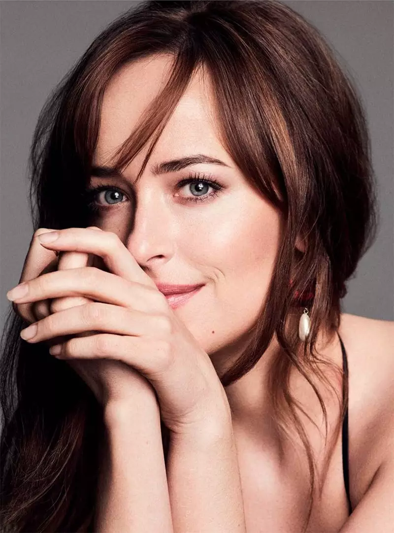 Dakota Johnson tar nærbildet sitt og poserer i Cushnie et Ochs-kjole