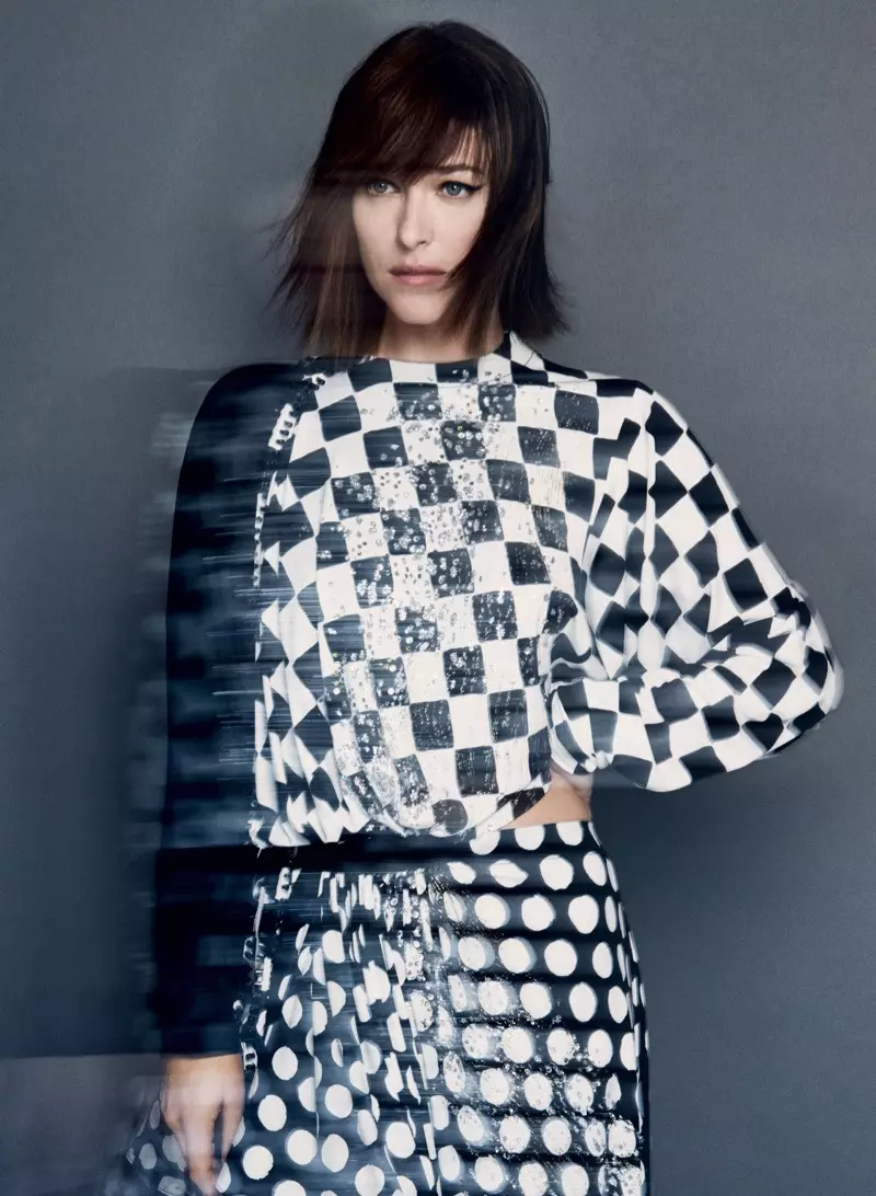 A merész mintákat viselő Dakota Johnson Louis Vuitton ruhát visel