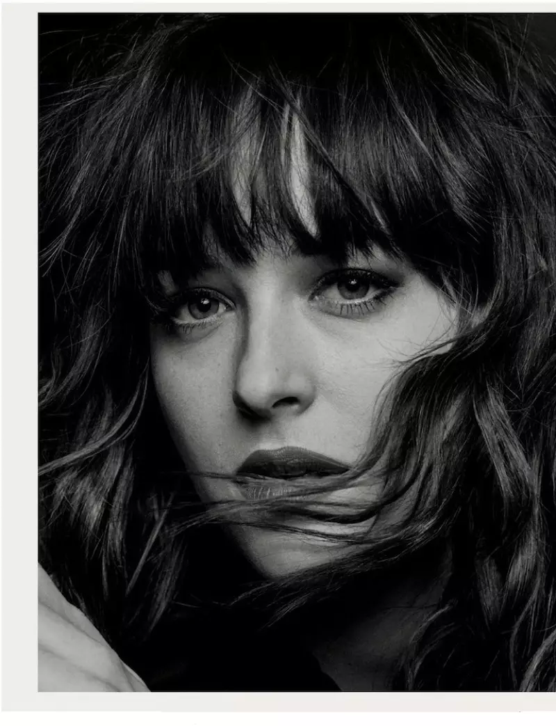 Dakota Johnson krijt har close-up mei in golvend kapsel mei folsleine bangs