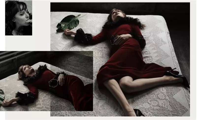 Descansada nunha cama, Dakota Johnson leva un cinto de Saint Laurent e un vestido con tacóns de Manolo Blahnik