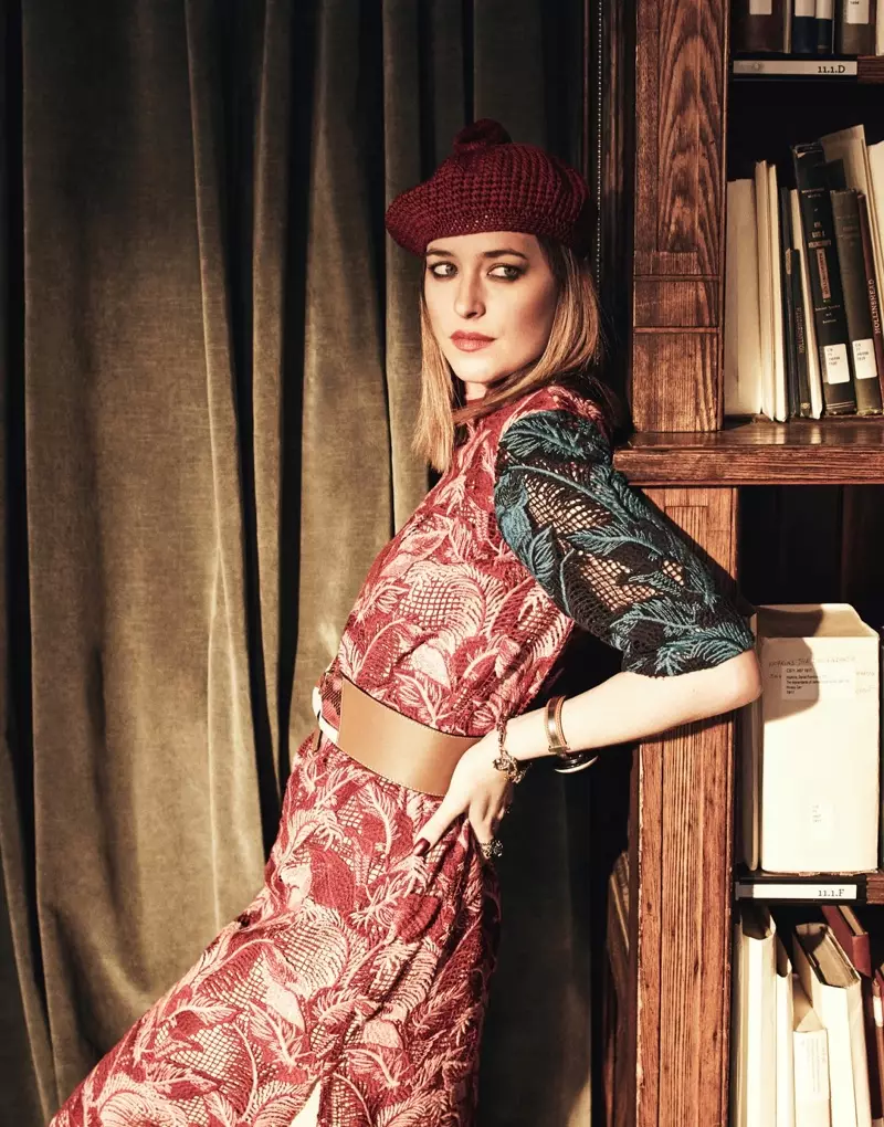 Dakota Johnson sanye da kayan buga gidan Holland tare da beret ta Gucci