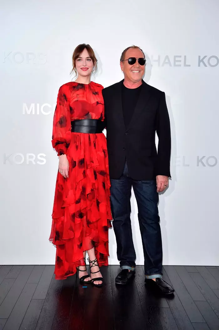 NOVEMBER 2015 - Dakota Johnson i Michael Kors Ginza-butikken åpner i Japan iført rød valmueprint kjole. Foto: Michael Kors / Getty Images