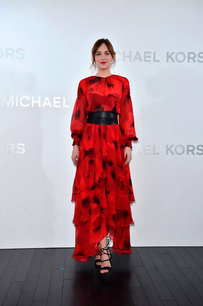 NAVENDA NÛÇEYAN 2015 - Dakota Johnson li firotgeha Michael Kors Ginza ku li Japonya vedibe, bi cilê çapa sor a sor. Wêne: Michael Kors / Getty Images