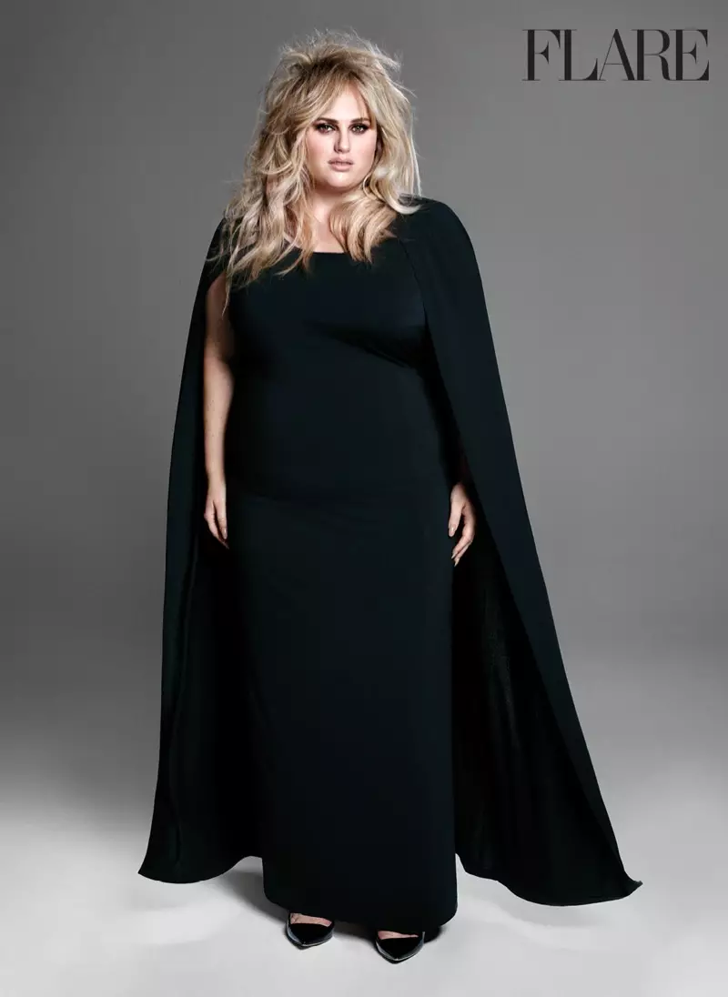 Rebel Wilson posa cunha capa e un vestido negros