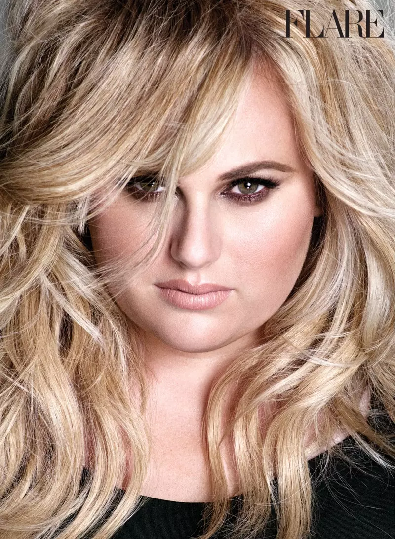 Rebel Wilson usa un peiteado ondulado para FLARE