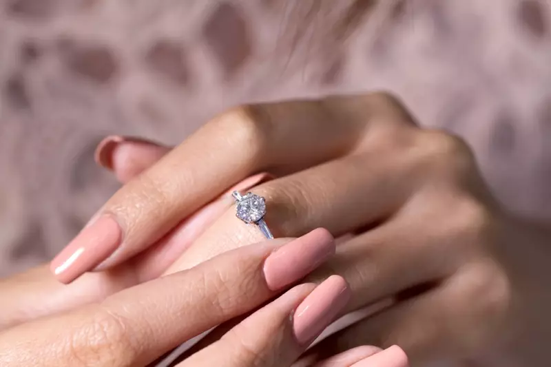 Женское обручальное кольцо с бриллиантами и розовыми ногтями