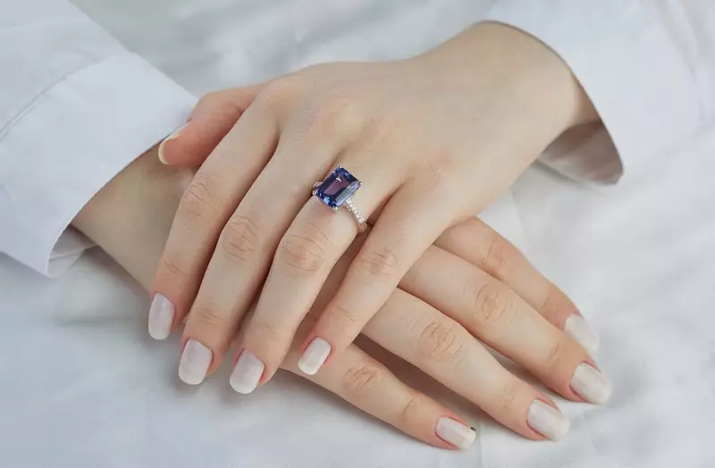 טבעת כחולה ספיר לאישה ידיים