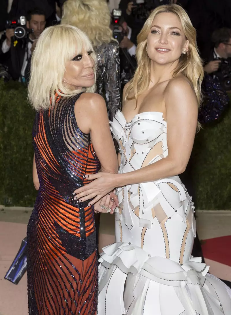 2016 年 5 月：Donatella Versace 和 Kate Hudson 出席 2016 Met Gala。凱特穿著 3D 打印的 Atelier Versace 連衣裙擺姿勢。照片：Ovidiu Hrubaru / Shutterstock.com