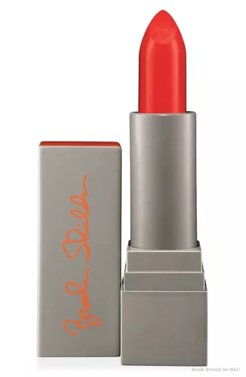 Nordstrom에서 $22.00에 구입할 수 있는 MAC 립스틱용 Brooke Shields(Limited Edition)