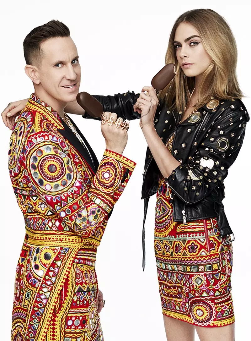 Posant avec le designer Moschino Jeremy Scott, Cara Delevingne apparaît dans la campagne Magnum