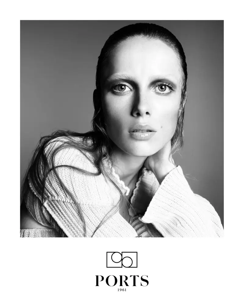 Ang modelong si Rianne van Rompaey ay nakakuha ng closeup ng kanyang mukha para sa Ports 1961 spring-summer 2021 campaign.