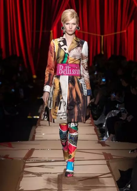 Moschino 2017 оны намрын дахин боловсруулсан загварт анхаарлаа хандуулж байна