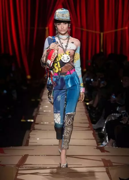 Moschino 2017 оны намрын дахин боловсруулсан загварт анхаарлаа хандуулж байна