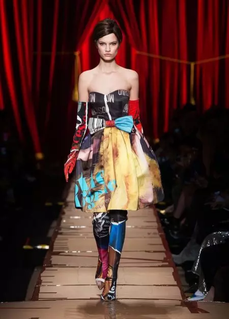 Moschino Fall 2017 لاءِ ريسائيڪل فيشن تي ڌيان ڏئي ٿو