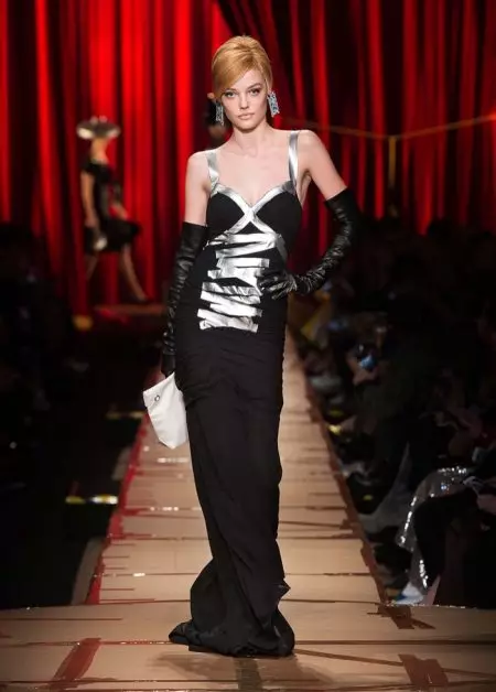 Moschino Fall 2017 لاءِ ريسائيڪل فيشن تي ڌيان ڏئي ٿو