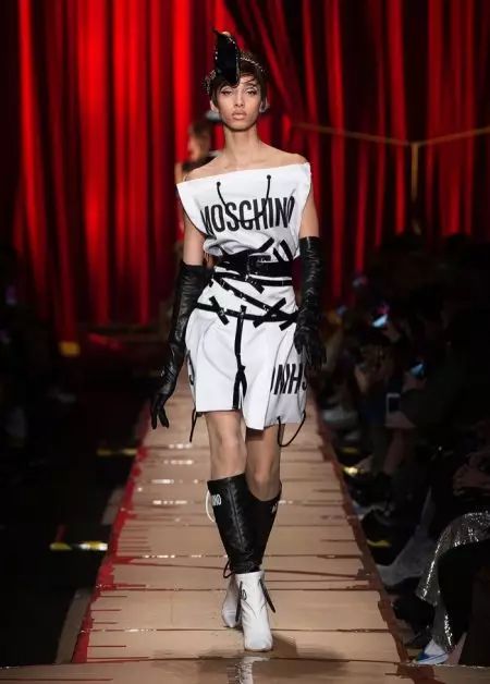 Moschino waxay diiradda saartaa moodada dib loo warshadeeyay ee Dayrta 2017