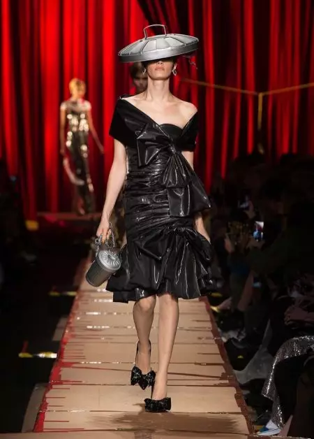 Moschino Fall 2017 لاءِ ريسائيڪل فيشن تي ڌيان ڏئي ٿو