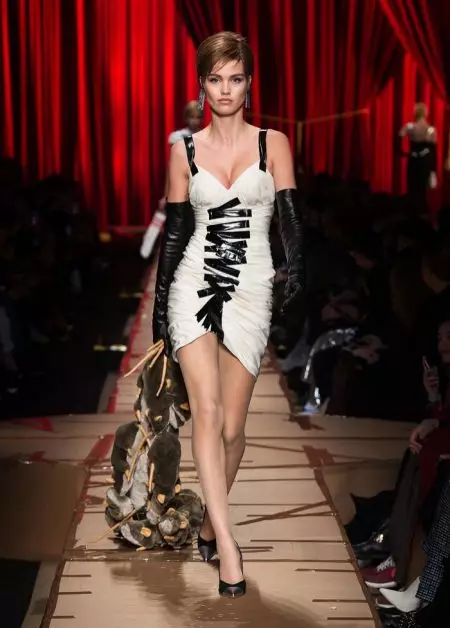 Moschino Fall 2017 لاءِ ريسائيڪل فيشن تي ڌيان ڏئي ٿو