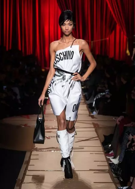 Moschino se centra en la moda reciclada per a la tardor de 2017