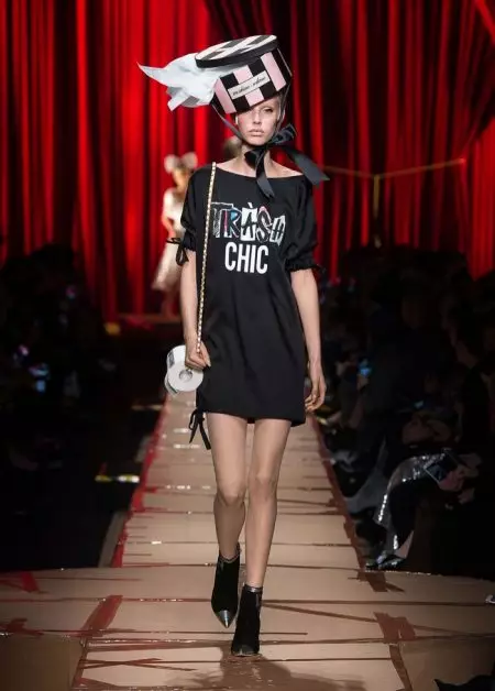 Moschino waxay diiradda saartaa moodada dib loo warshadeeyay ee Dayrta 2017