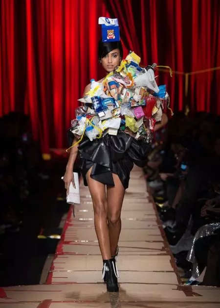 Moschino Fall 2017 لاءِ ريسائيڪل فيشن تي ڌيان ڏئي ٿو