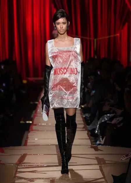 Moschino Fall 2017 لاءِ ريسائيڪل فيشن تي ڌيان ڏئي ٿو