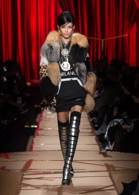 Díríonn Moschino ar Faisean Athchúrsáilte le haghaidh Fall 2017