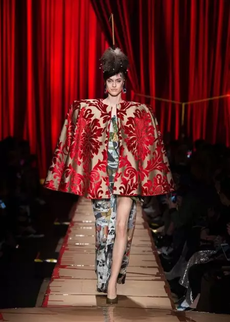 Moschino Imayang'ananso Mafashoni Obwezerezedwanso ku Fall 2017