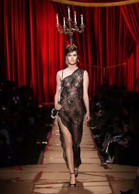 Díríonn Moschino ar Faisean Athchúrsáilte le haghaidh Fall 2017