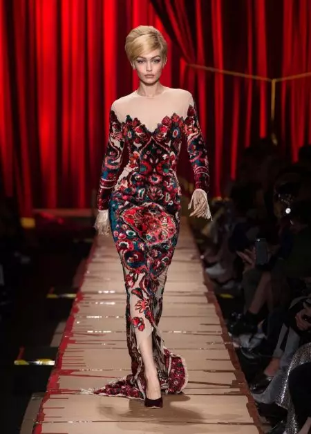 Moschino 2017 оны намрын дахин боловсруулсан загварт анхаарлаа хандуулж байна