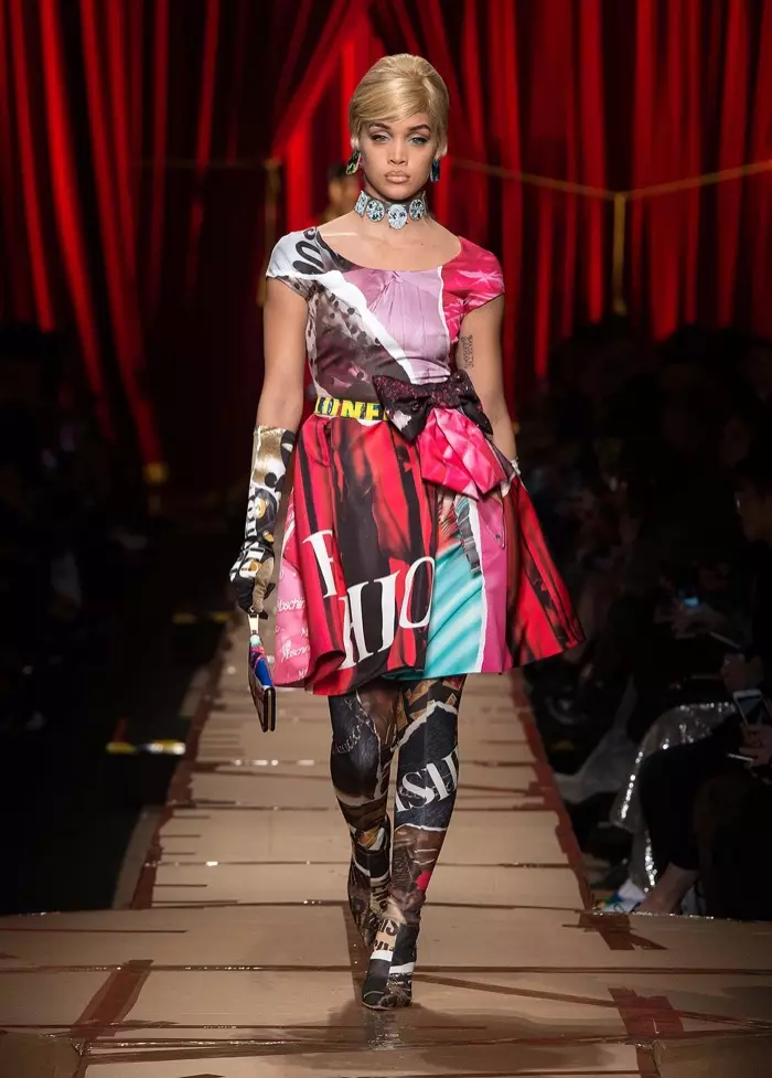 جيسمين سينڊرز Moschino جي زوال-سياري 2017 جي مجموعن مان پرنٽ ٿيل فٽ ۽ فليئر ڊريس پائي ٿي