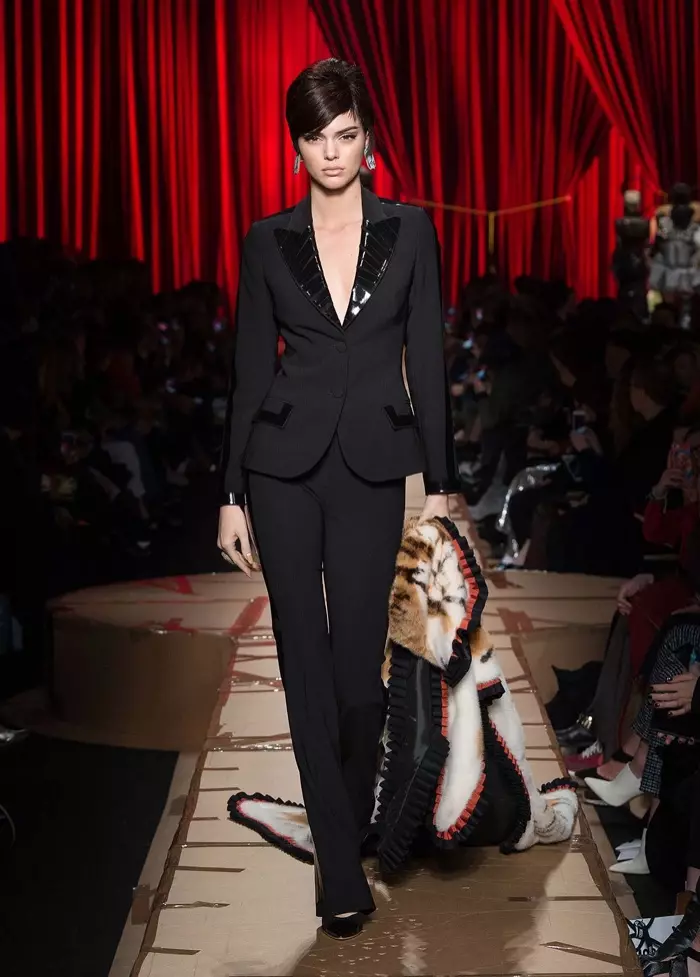 Kendall Jenner amavala mathalauza akuda kuchokera ku Moschino's Fall-Winter 2017