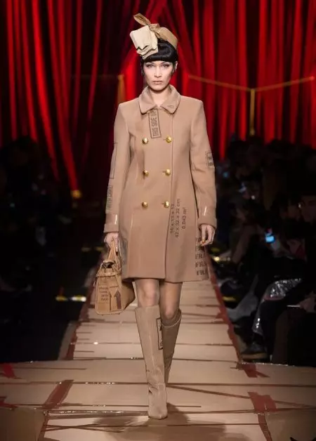 Moschino Fall 2017 لاءِ ريسائيڪل فيشن تي ڌيان ڏئي ٿو