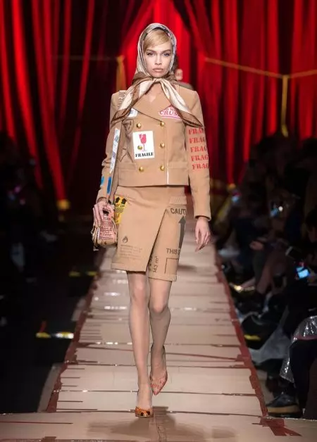 Moschino Fall 2017 لاءِ ريسائيڪل فيشن تي ڌيان ڏئي ٿو