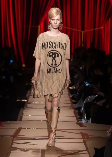 Moschino waxay diiradda saartaa moodada dib loo warshadeeyay ee Dayrta 2017