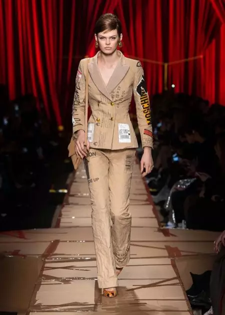 Moschino Fall 2017 لاءِ ريسائيڪل فيشن تي ڌيان ڏئي ٿو