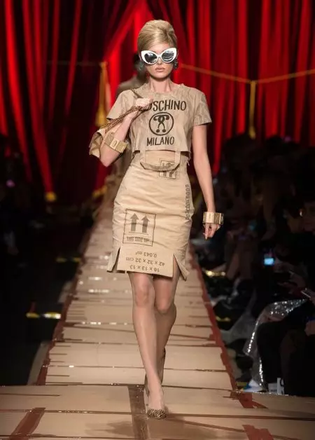 Moschino 2017 оны намрын дахин боловсруулсан загварт анхаарлаа хандуулж байна