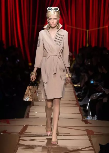 Moschino Fall 2017 لاءِ ريسائيڪل فيشن تي ڌيان ڏئي ٿو