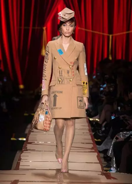 Moschino Fall 2017 لاءِ ريسائيڪل فيشن تي ڌيان ڏئي ٿو