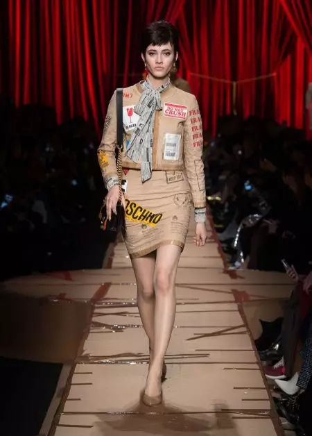 Moschino 2017 оны намрын дахин боловсруулсан загварт анхаарлаа хандуулж байна