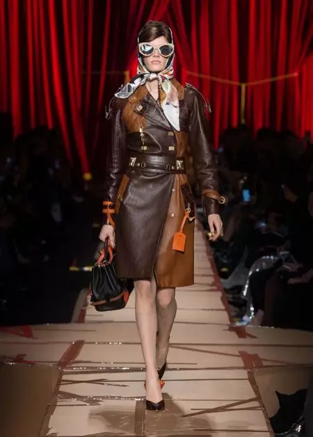 Díríonn Moschino ar Faisean Athchúrsáilte le haghaidh Fall 2017